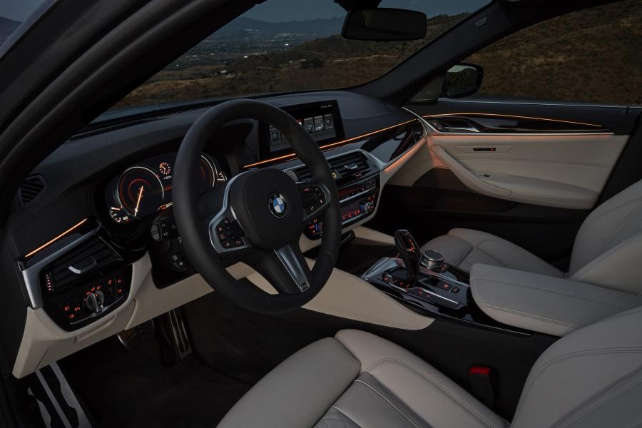 Интерьер BMW 540i Sedan M Sport 2017 года  (WW) (фото 87 из 98)